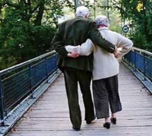 old-couple-holding-hands1
